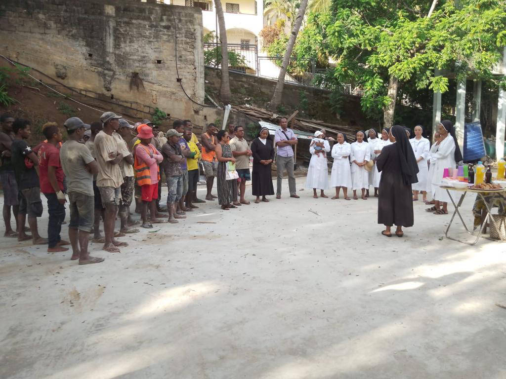 Bambini del Madagascar Tonga Soa - Nuova scuola media