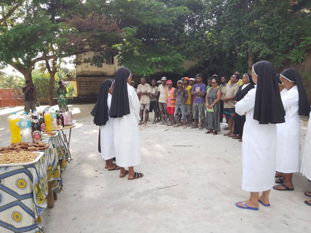 Bambini del Madagascar Tonga Soa - Nuova scuola media