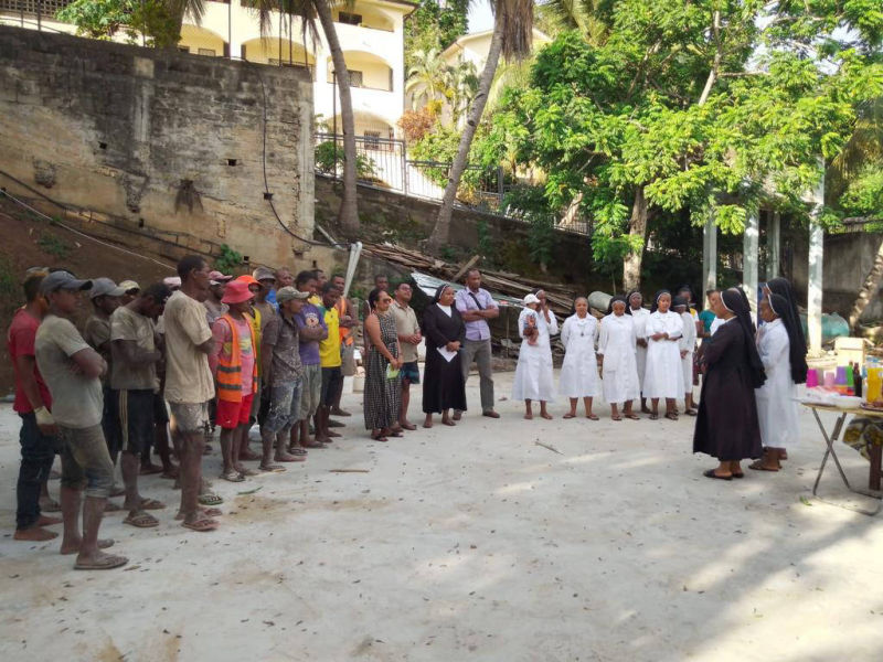 Bambini del Madagascar Tonga Soa - Nuova scuola media
