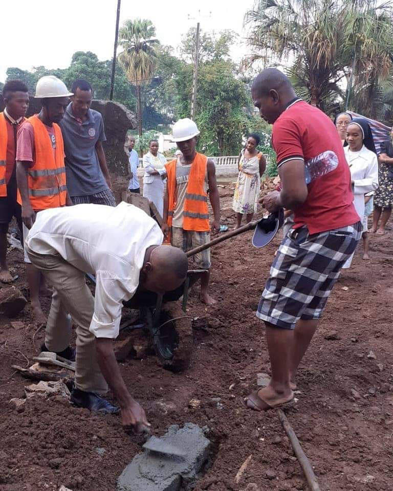 Bambini del Madagascar Tonga Soa - Nuova scuola media