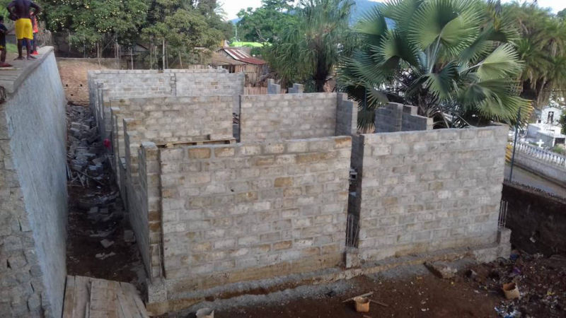 Bambini del Madagascar Tonga Soa - Nuova scuola media