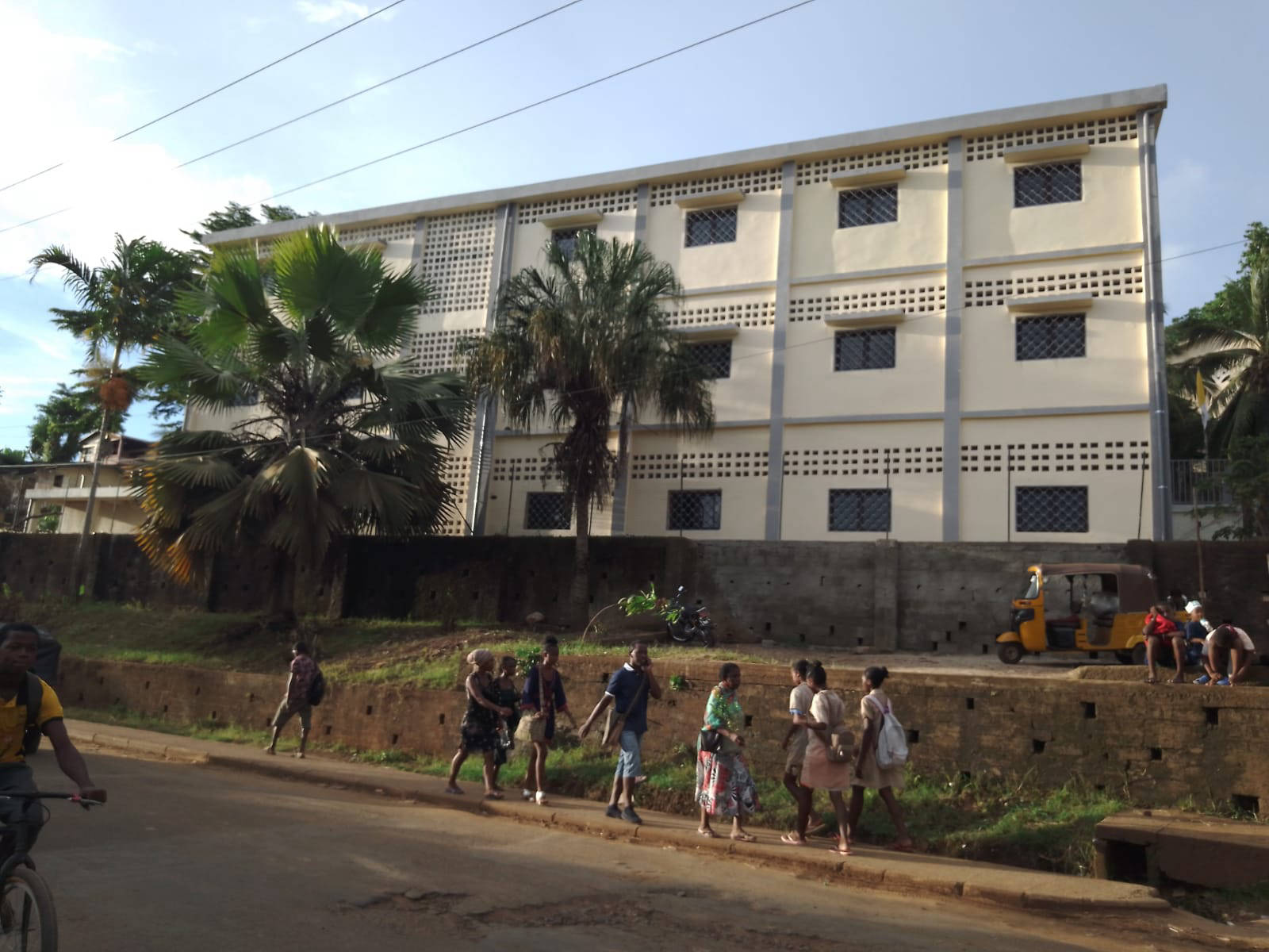 Bambini del Madagascar Tonga Soa - Nuova scuola media