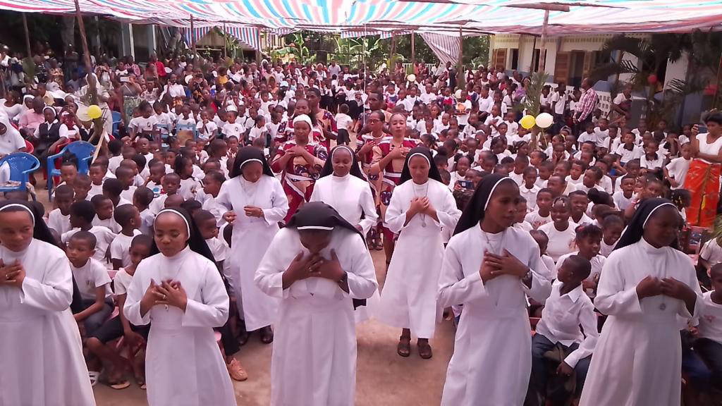 Bambini del Madagascar Tonga Soa - Nuova scuola media