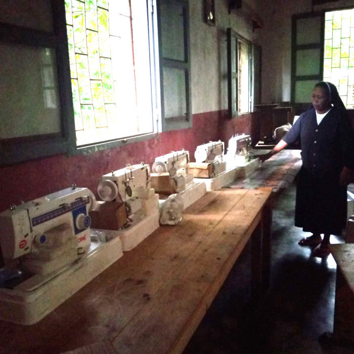 Suore al lavoro con le nuove macchine da cucire